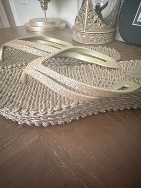 Isle Jacobson Glitter Strap Woven Platform Flip Flops - Gold